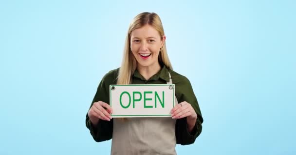 Счастливая Женщина Малый Бизнес Открытая Вывеска Приветствия Рекламы Голубом Студийном — стоковое видео