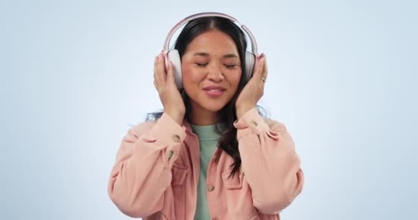 Μουσική Στούντιο Χαρούμενος Χορός Και Ασιατική Γυναίκα Ακούγοντας Streaming Και — Αρχείο Βίντεο