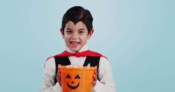 Halloween Kosz Portret Dziecka Słodyczami Lub Cukierkami Odizolowane Studio Niebieskie — Wideo stockowe