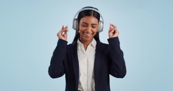 Танці Музика Ділова Жінка Студії Слухають Пісню Аудіо Відстежують Потокову — стокове відео