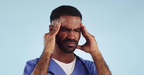 在医院或工作室的诊所工作时 护士和男人都有压力 疲倦和焦虑 有蓝色背景偏头痛呼吸的疼痛 医疗及医护专业人员 — 图库视频影像