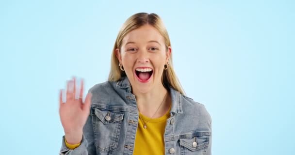 Gesicht Winkende Hand Und Aufgeregte Frau Studio Isoliert Auf Blauem — Stockvideo