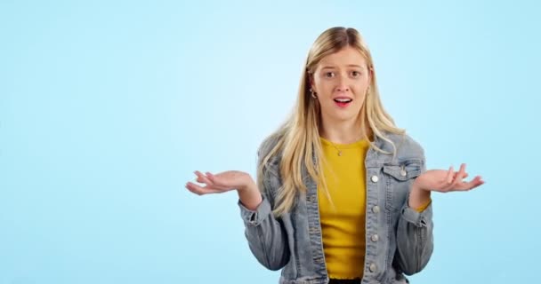 Confused Decision Face Woman Studio Uncertainty Unsure Doubt Reaction Shrug — Stock Video