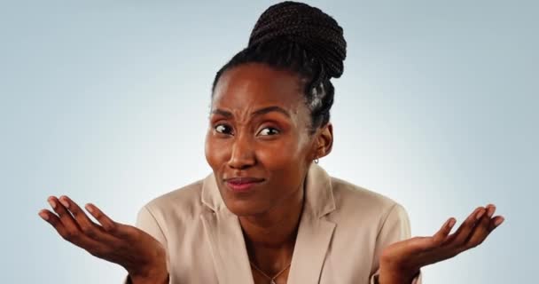 Mujer Confusa Negra Cara Riéndose Pregunta Duda Comparación Elección Estudio — Vídeos de Stock
