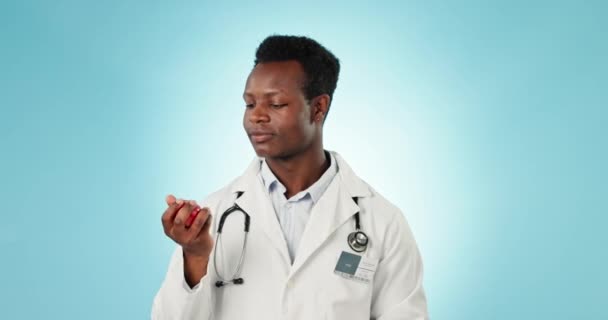 Señalando Hombre Negro Cara Médico Con Manzana Para Una Alimentación — Vídeos de Stock