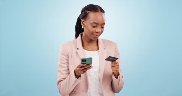 Schwarze Frau Smartphone Und Kreditkarte Zum Online Shopping Und Bezahlen — Stockvideo