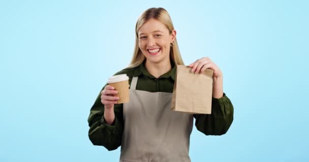 服务员 妇女和咖啡外卖与包包在工作室销售或广告服务 递送和订单选择带着微笑 经营咖啡店或烘焙店的人物形象 个人和员工 — 图库视频影像