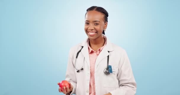 Lékař Portrét Úsměv Jablkem Pro Dietu Výživu Wellness Makupě Nebo — Stock video