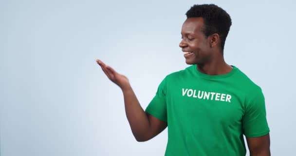 Voluntário Homem Negro Feliz Apontar Para Palma Informações Serviço Comunitário — Vídeo de Stock
