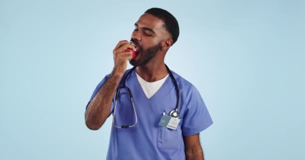 Обличчя Людина Лікар Великими Пальцями Вгору Яблуко Їжа Синьому Студійному — стокове відео