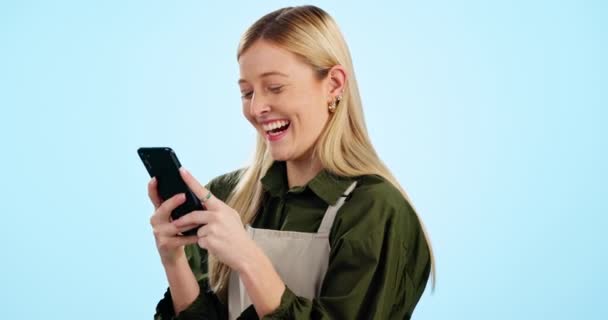 女服务员 快乐的女人和电话社交媒体 有趣的网络和咖啡店聊天工作室 年轻创业者 企业主或咖啡店员工在手机上打字 在蓝色背景上大笑 — 图库视频影像