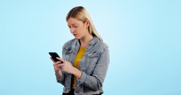 Frustrasi Wanita Dan Telepon Dengan Stres Untuk Komunikasi Obrolan Online — Stok Video