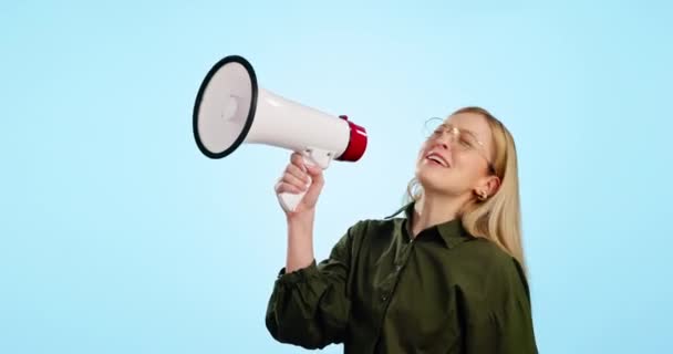 Megaphone 新闻和快乐的女人在演播室里大喊着要信息 广播或蓝色背景的演讲 扬声器 噪音和兴奋的女模特 用牛角宣布销售 交易或促销 — 图库视频影像