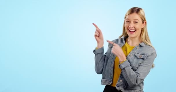 Šťastná Žena Tvář Poukazující Reklamní Propagaci Výběr Prodeje Nabídku Studiu — Stock video