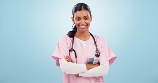 Улыбайтесь Скрещивайте Руки Лицо Женщины Медсестры Студии Позитивным Хорошим Счастливым — стоковое видео