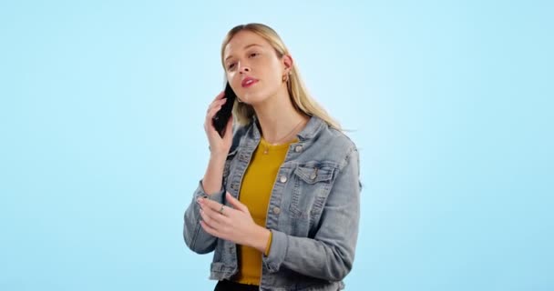 Χαμόγελο Τηλεφώνημα Και Γυναίκα Σύνδεση Ομιλία Και Επικοινωνία Μπλε Φόντο — Αρχείο Βίντεο