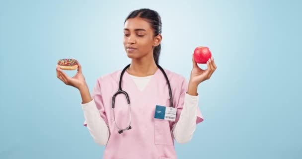 Enfermera Con Manzana Rosquilla Para Elegir Con Nutrición Dieta Equilibrio — Vídeos de Stock