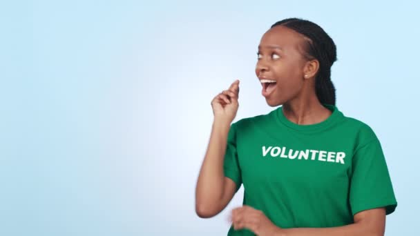 女性の思考 ボランティア プレゼンテーション サインアップや大丈夫な広告のためのスタジオのスペースを指す ボランティアアイデアのためのアフリカ人の顔 青い背景でNgoサポート — ストック動画