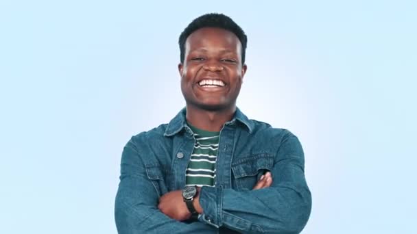 Afrikalı Bir Adam Stüdyoda Gülüyor Kollarını Kavuşturuyor Mavi Arka Plan — Stok video