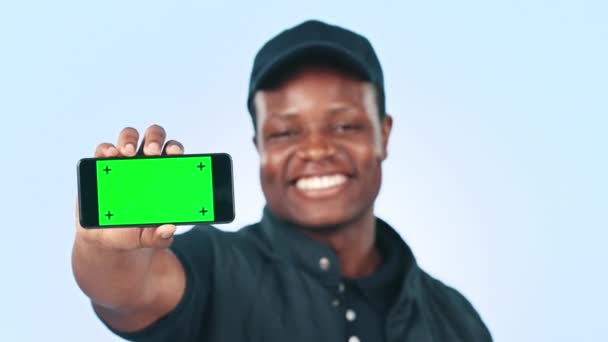 智能手机 与绿色屏幕和黑人男子的模型 广告递送 信使应用程序和服务广告蓝色背景 跟踪标记 社交媒体宣传和营销 以便在演播室销售 — 图库视频影像