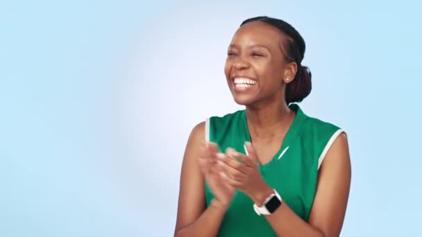 Heureuse Femme Noire Sport Les Applaudissements Dans Les Félicitations Gagner — Video