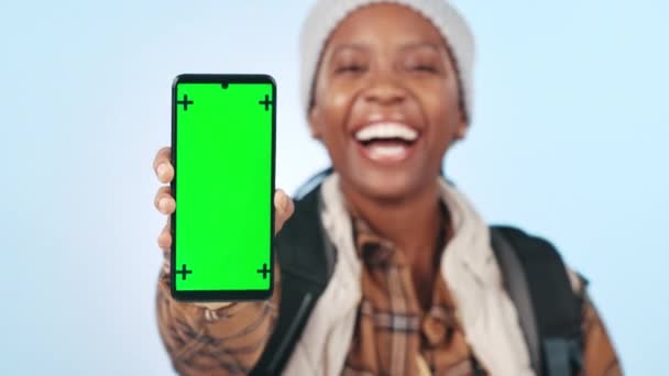 远足女孩 绿色屏幕电话和工作室与脸 提供和显示蓝色背景的促销 非洲妇女 模拟空间和跟踪标识标记 Ux设计或移动应用程序反馈 — 图库视频影像