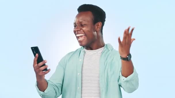 Hombre Negro Teléfono Inteligente Vítores Con Bomba Puño Sorteo Redes — Vídeos de Stock