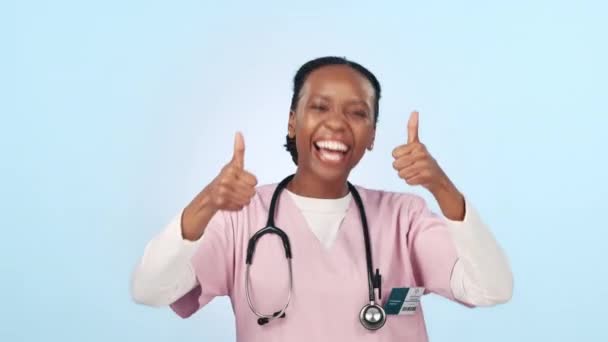 Mulher Enfermeira Polegares Para Cima Para Sucesso Médico Celebração Obrigado — Vídeo de Stock