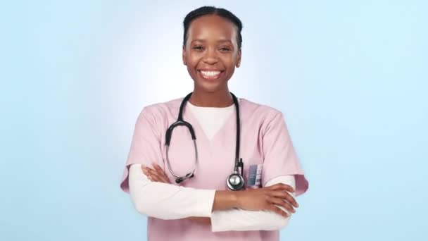Feliz Mujer Negra Médico Profesional Con Los Brazos Cruzados Contra — Vídeos de Stock