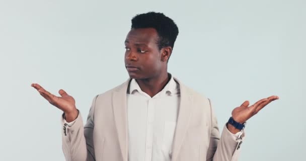 Mãos Escolha Homem Confuso Estúdio Com Porquê Emoji Decisão Sobre — Vídeo de Stock