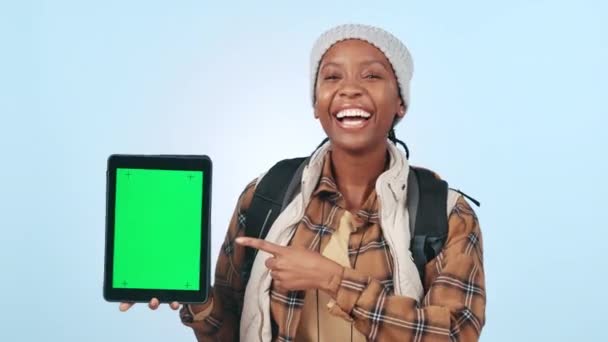 Senderismo Mujer Signo Estudio Con Sonrisa Cara Para Maqueta Tableta — Vídeos de Stock
