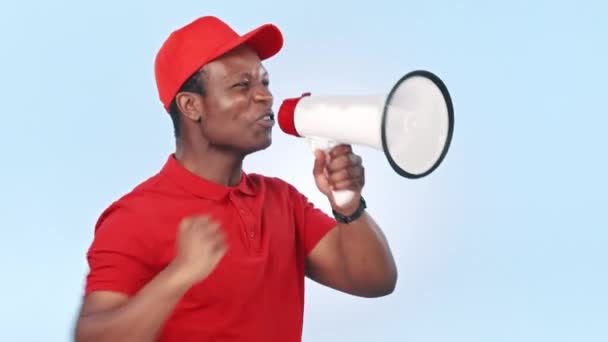 メガフォンは 発表や政治的抗議のためにスタジオで叫んで若い黒人男性 ブルホーン ショット 幸せなアフリカの男性モデル活動家 政府の動きを白い背景で隔離 — ストック動画