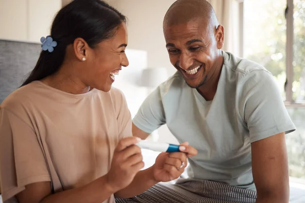 Aufgeregt Schwangerschaftstest Und Frau Mit Mann Lächeln Und Nach Hause — Stockfoto