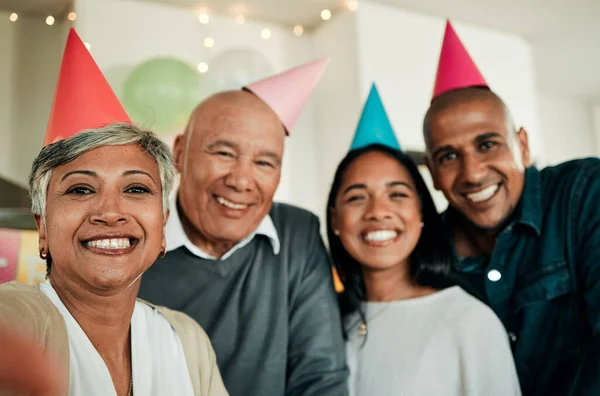 Selfie Casa Família Com Festa Aniversário Amor Celebração Com Felicidade — Fotografia de Stock