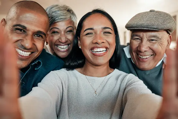Familie Selfie Und Porträt Älterer Eltern Auf Dem Sofa Für — Stockfoto