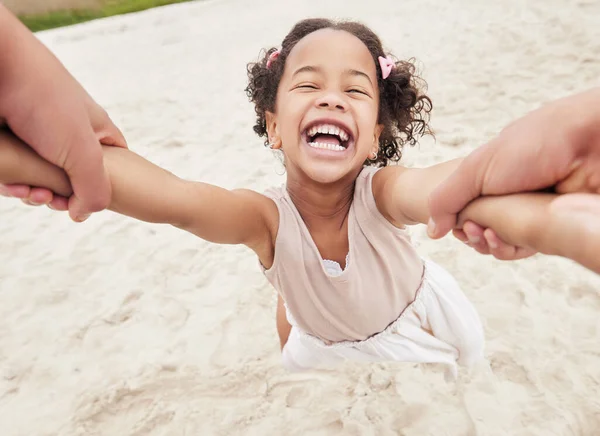 Pov Rodzic Wirujący Dziecko Parku Bawiący Się Śmiejący Się Spędzający — Zdjęcie stockowe
