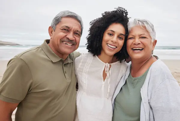Portret Szczęśliwa Kobieta Starsi Rodzice Plaży Wakacjach Wakacjach Lub Świeżym — Zdjęcie stockowe