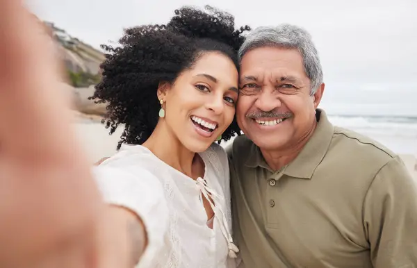 Porträt Selfie Von Frau Und Erwachsenem Vater Strand Urlaub Urlaub — Stockfoto