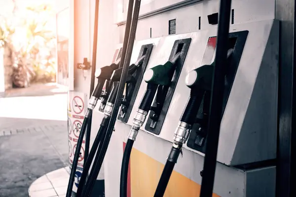 エネルギー 運転および質のガソリン経済のためのサービス 燃料および交通機関の費用のためのガソリンスタンドでポンプ ガソリン価格の上昇およびガレージ 道路旅行のためのディーゼル プロダクトが付いている燃料タンクに — ストック写真