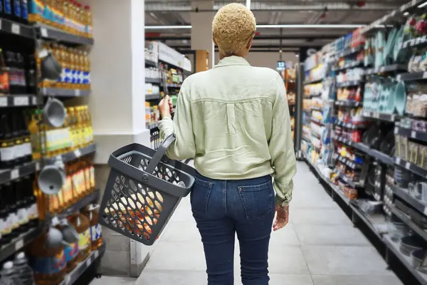 슈퍼마켓 지출에 제품을 상점에서 통로에 바구니를 소비자 구매자와 식료품 인플레이션 — 스톡 사진