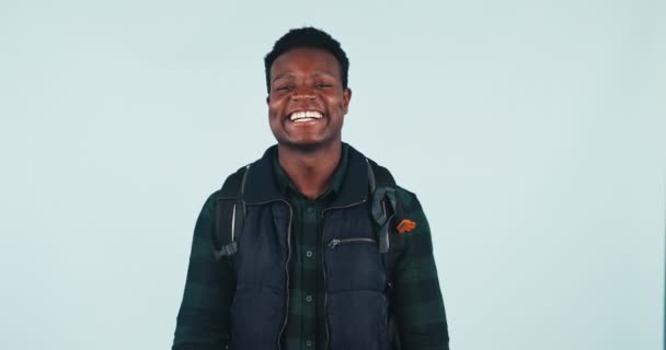 Обличчя Похід Чорношкірий Чоловік Знаком Підтримка Подорожі Синьому Студійному Фоні — стокове відео