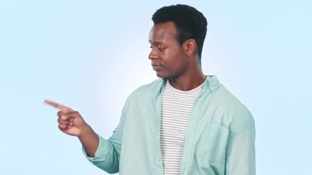 Hombre Negro Señalando Espacio Maqueta Desacuerdo Votar Con Rechazo Estudio — Vídeos de Stock