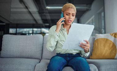 Ev, telefon görüşmesi ve belgeli ciddi bir kadın, iletişim ve ağ bağlantısı. Kişi, müşteri ve kız evraklı, kızgın veya mobil kullanıcının tartışması veya iletişimi için iletişim kuran.