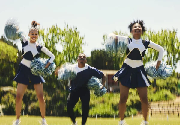 Cheerleader Team Wazig Mensen Dansen Prestaties Het Veld Buiten Voor — Stockfoto