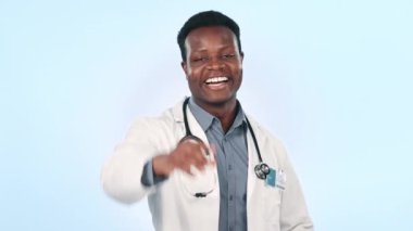 Doktor, siyah bir adam ve kalbi olan bir yüz stüdyoda kardiyoloji ve sağlık sigortası ile birlikte. Mavi arkaplan, hastane ve klinik desteği için aşk ve emoji ikonu yardım ve kariyerden bir gülümsemeyle.