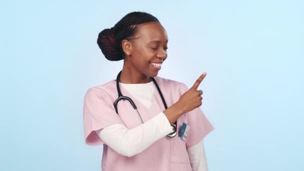 Szczęśliwa Czarna Kobieta Pielęgniarka Kciuki Reklamie Lub Marketingu Tle Studio — Wideo stockowe