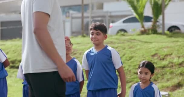 Entraîneur Enfants Équipe Avec Coup Poing Conversation Terrain Pour Football — Video