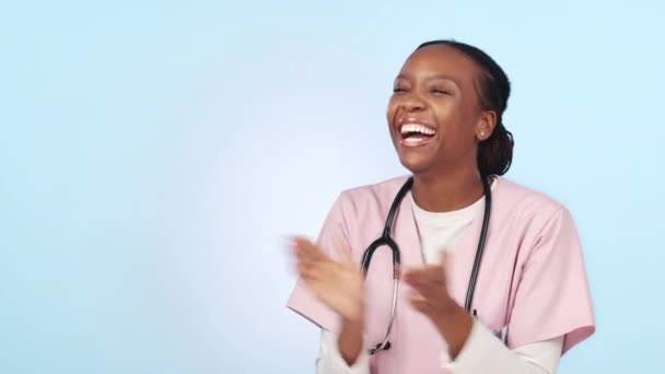 Mulher Negra Feliz Médico Aplausos Sucesso Ganhando Parabéns Contra Fundo — Vídeo de Stock