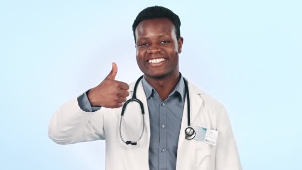 Homem Negro Confuso Médico Polegares Para Cima Revisão Saúde Feedback — Vídeo de Stock