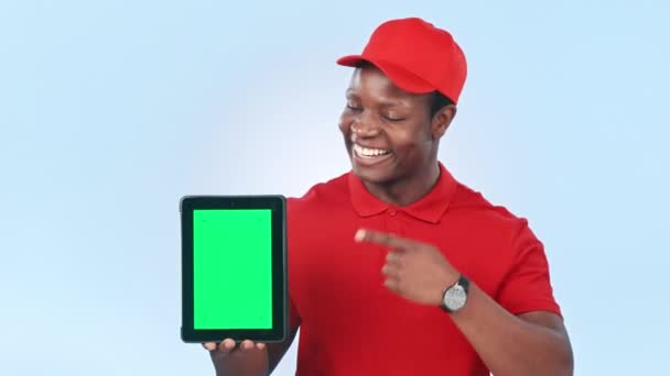 Pantalla Verde Tableta Repartidor Apuntando Señal Maqueta Estudio Aislados Sobre — Vídeo de stock